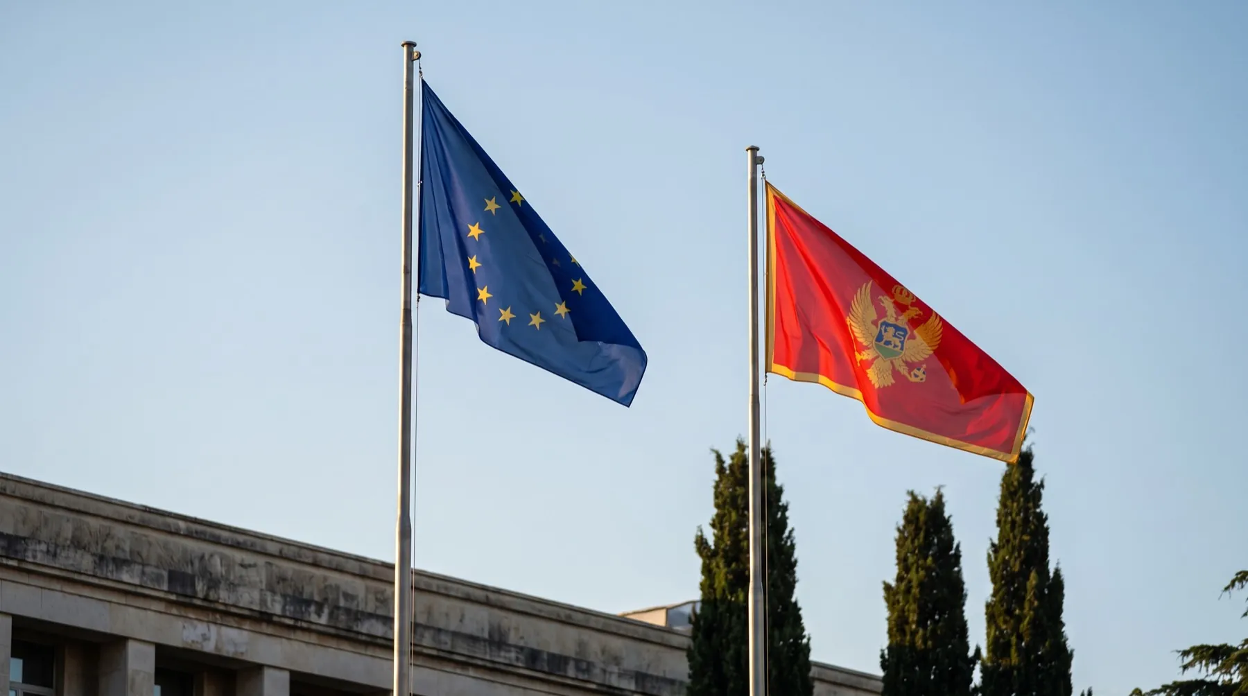 Zastave Evropske unije i Crne Gore jedna pored druge
