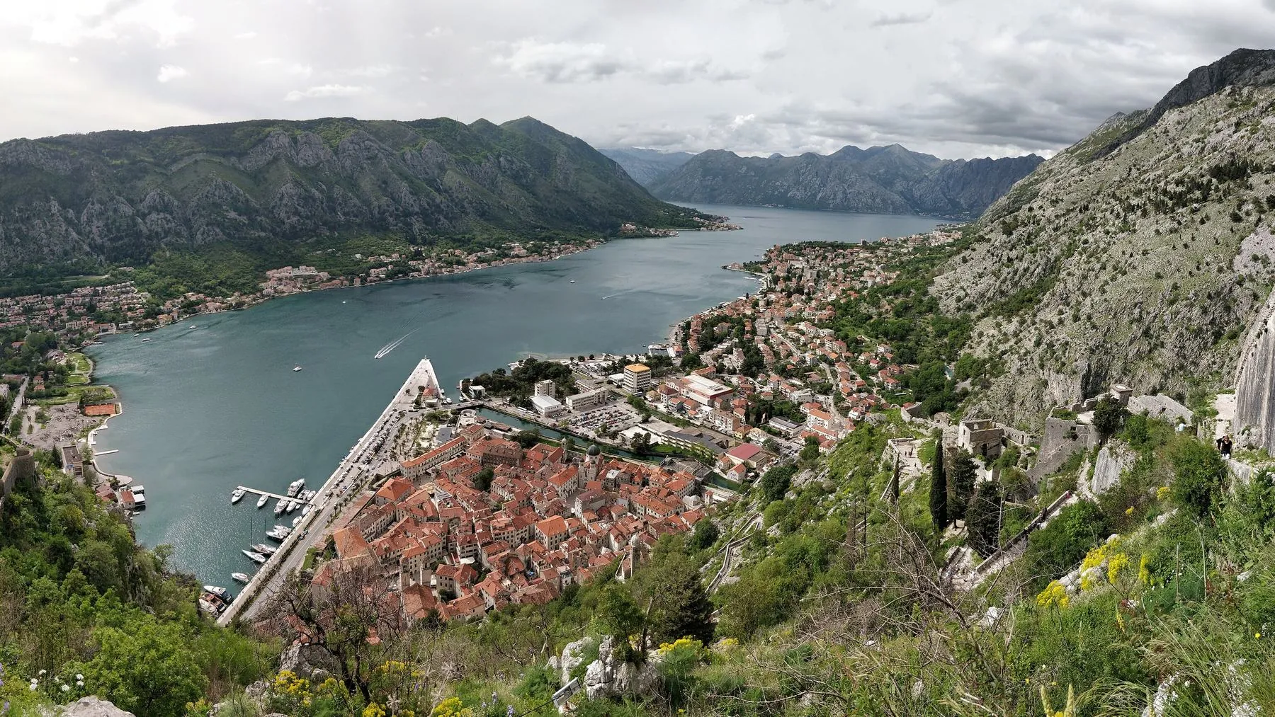 Kotor i Bokokotorski zaliv, pogled sa gradskih zidina